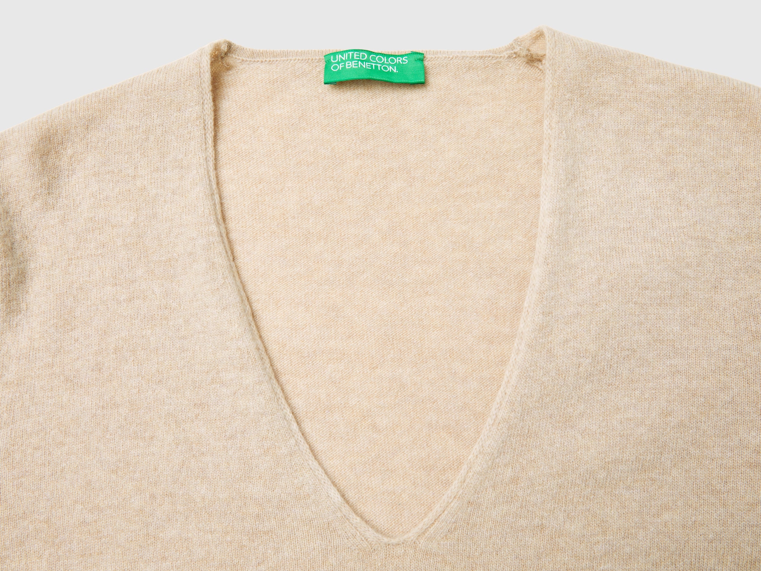 Camisola bege com decote em V em pura lã Merino - ucb_image_DS1