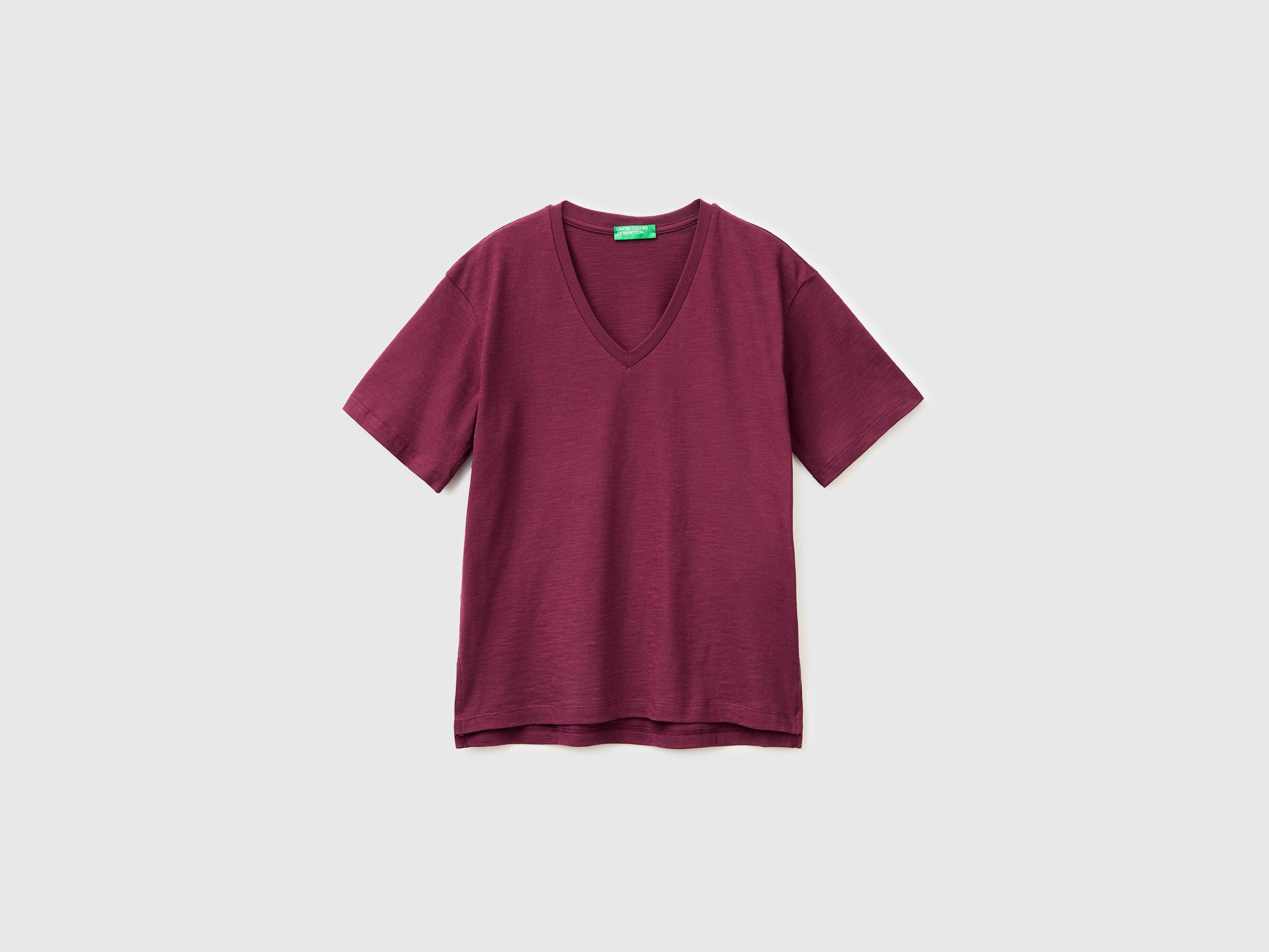 V-neck t-shirt in lightweight cotton - ucb_image_FS