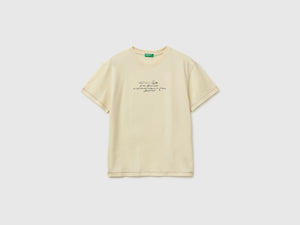T-shirt over fit com estampa e bordado