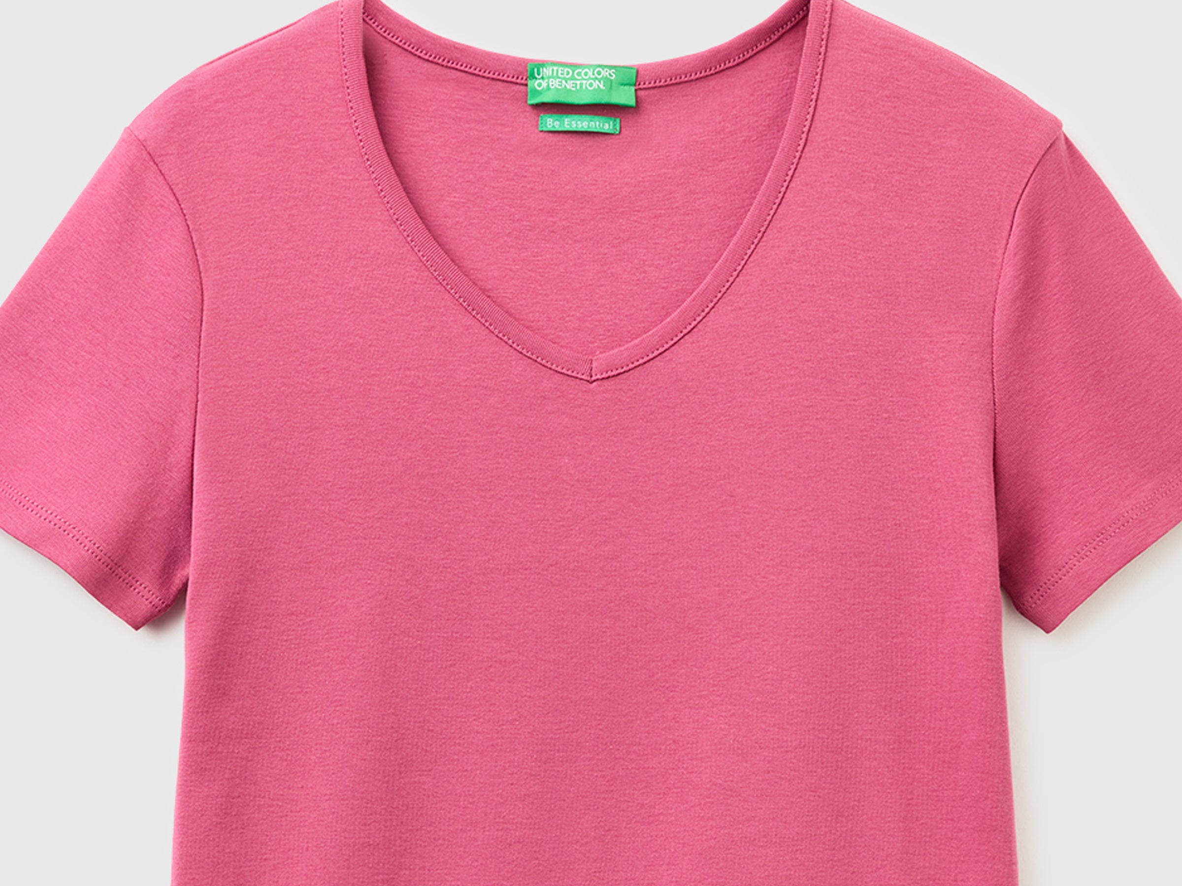 Slim fit t-shirt with V-neck - ucb_image_DS1