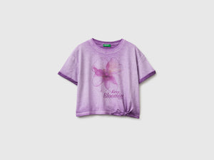 T-shirt com estampa e nó