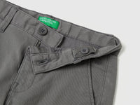 Chinos slim fit em algodão stretch - ucb_image_DS1