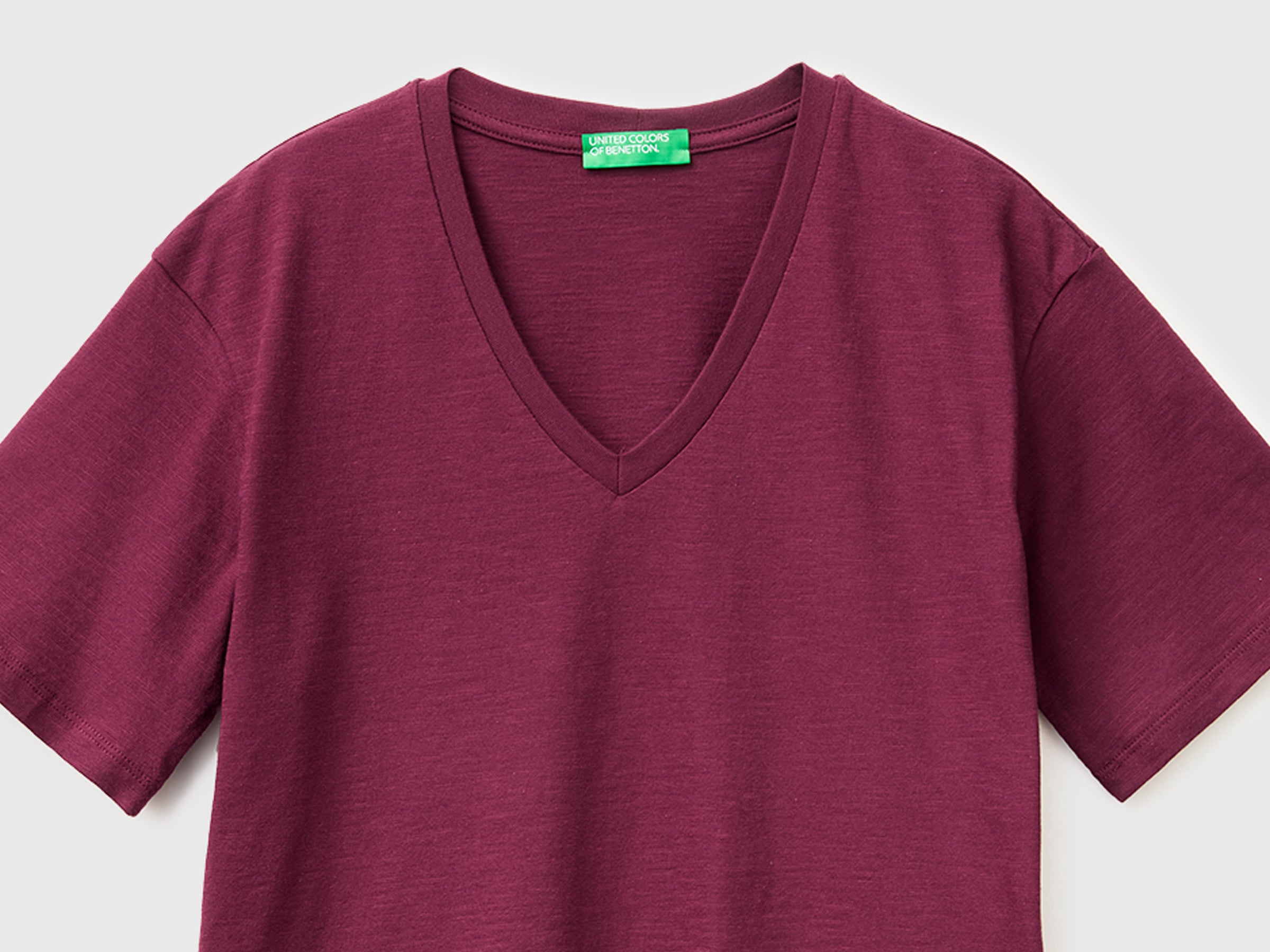 V-neck t-shirt in lightweight cotton - ucb_image_DS1