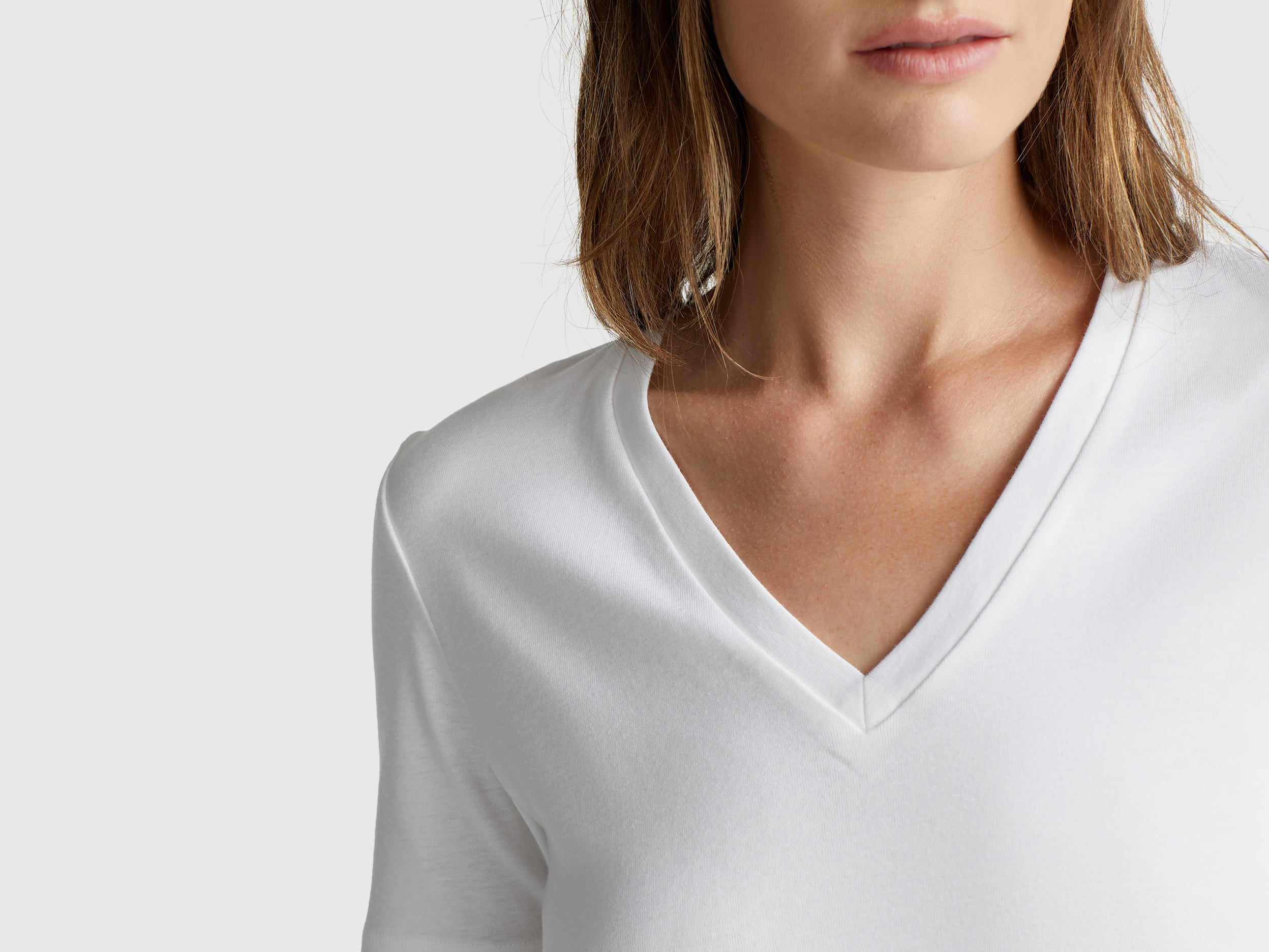 T-shirt em algodão puro com decote em V - ucb_image_FY