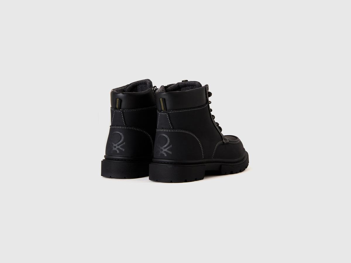 Anfíbios pretos com atacadores - ucb_image_BS