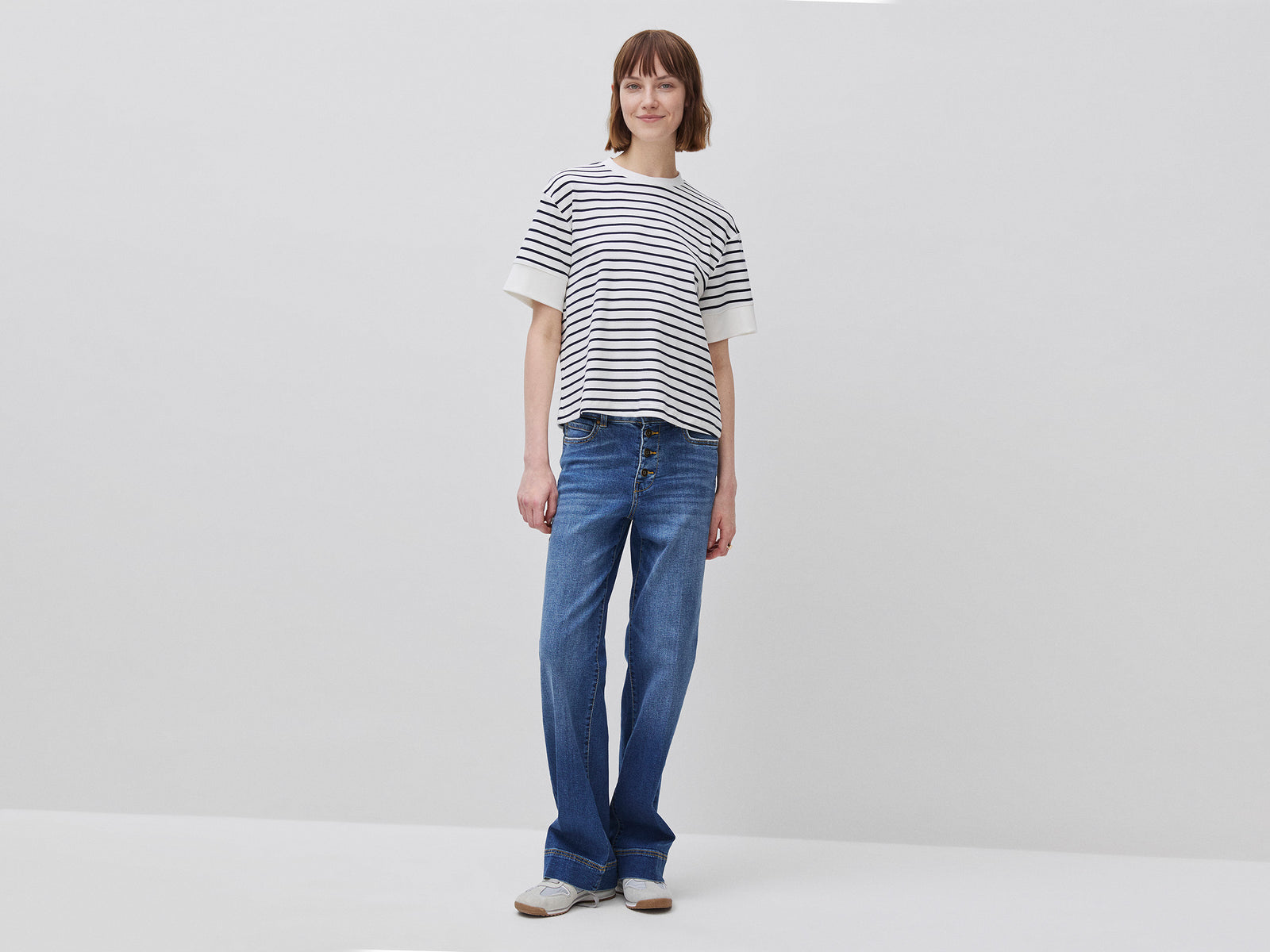 Flared jeans with buttons