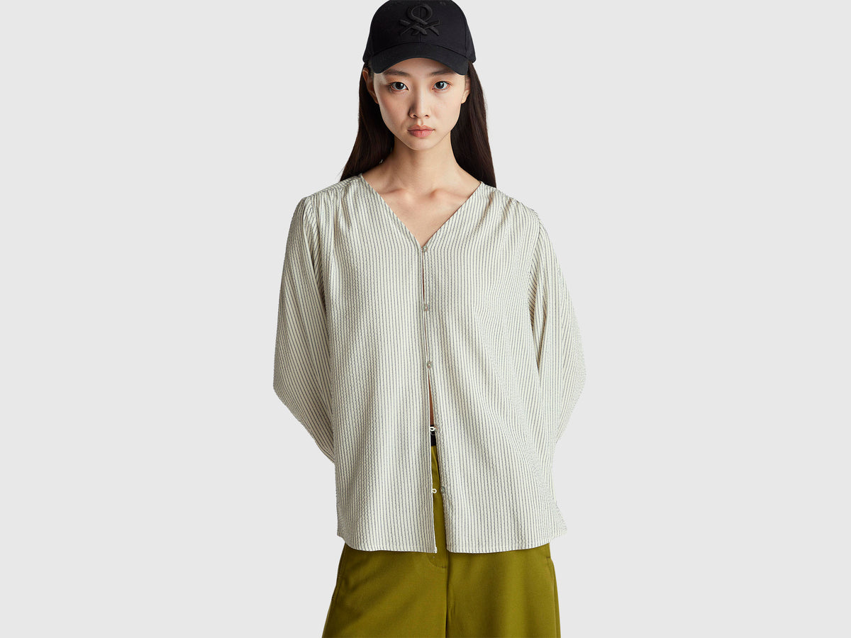 Camisa às riscas com decote em V - ucb_image_F