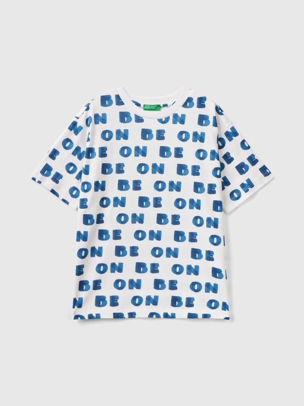 T-shirt com estampa "BE ON" Menino