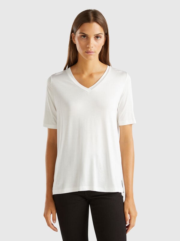 T-shirt decote em V em viscose stretch Mulher