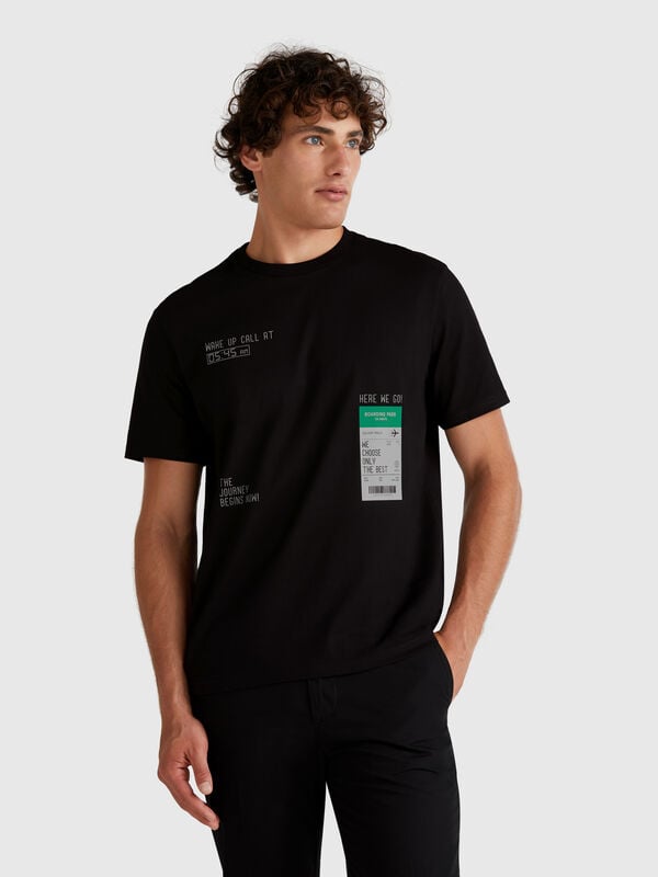 T-shirt preta com estampa Homem