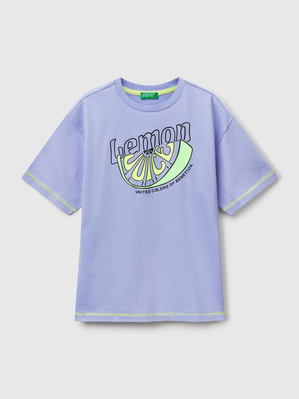 T-shirt com estampa à frente e atrás Menino