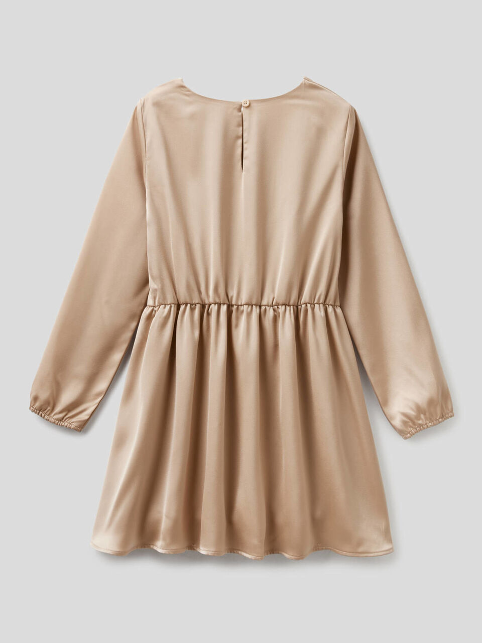 Vestido em cetim com detalhes em lantejoulas image number 2