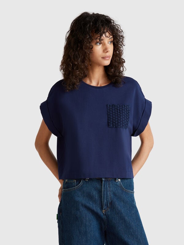 T-shirt com bolso pequeno con macramé Mulher