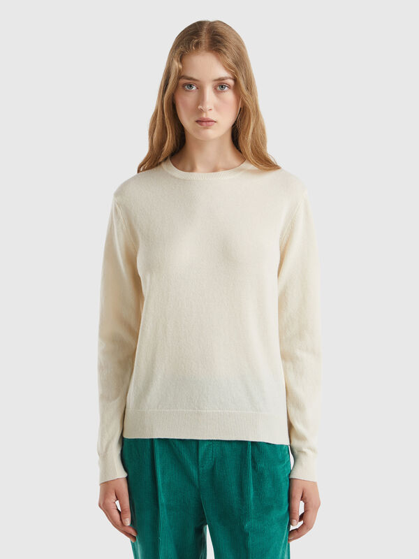 Camisola de gola redonda cor nata em lã Merino Mulher
