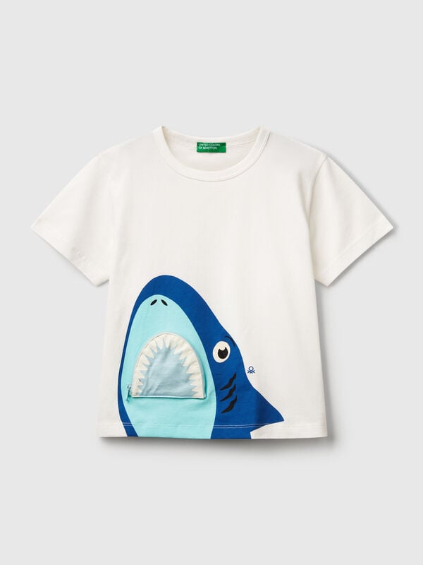 T-shirt com estampa de tubarão e aplicação Menino