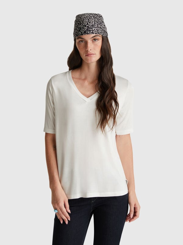 T-shirt decote em V em viscose stretch Mulher