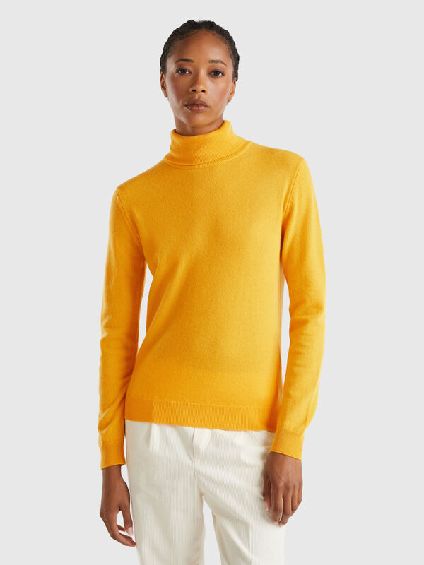 Camisola de gola alta amarelo ocre em pura lã Merino Mulher