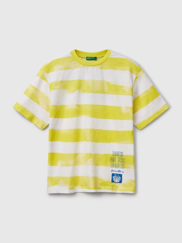 T-shirt às riscas com estampa à frente e atrás Menino