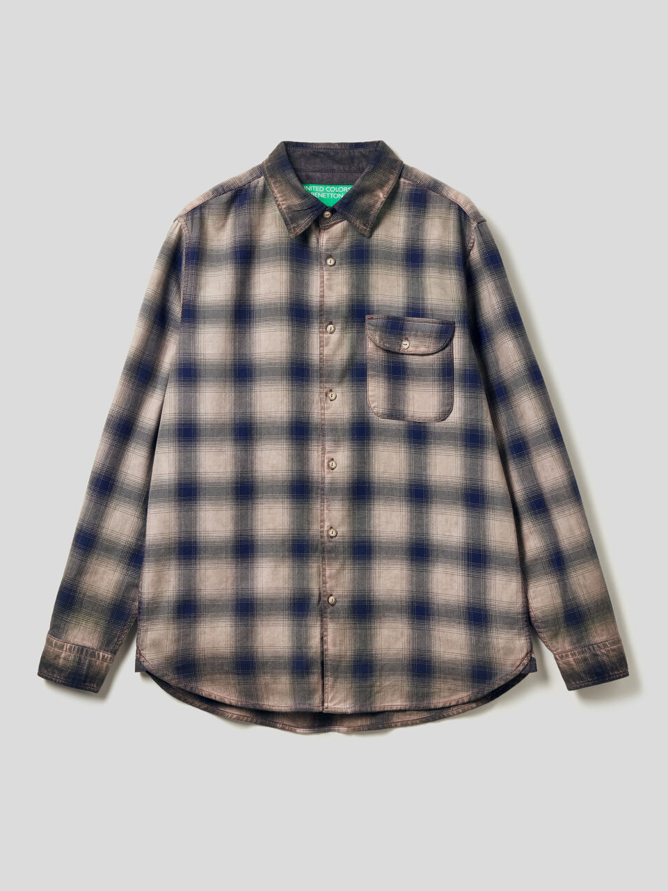 Camisa aos quadrados com remendos image number 1
