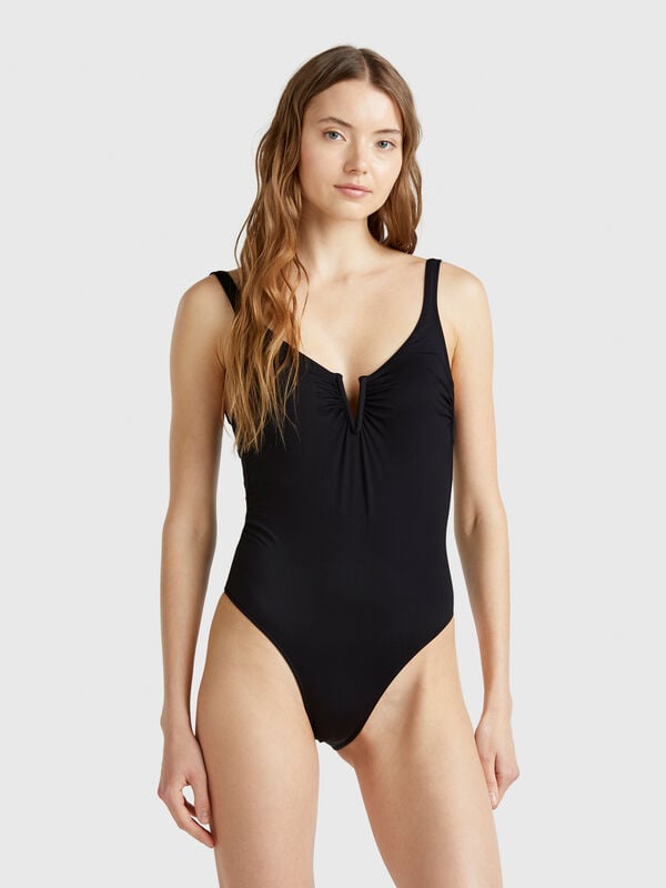Fato de banho inteiro com detalhe em V Mulher