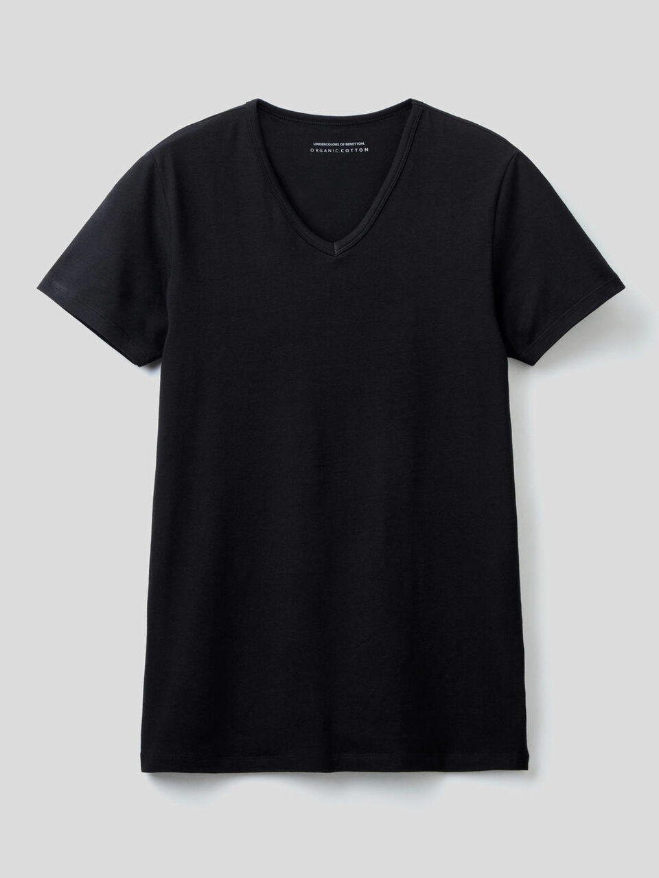 T-shirt básica com decote em V image number 1