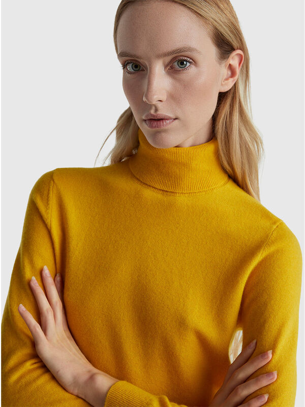 Camisola de gola alta amarelo ocre em pura lã Merino Mulher
