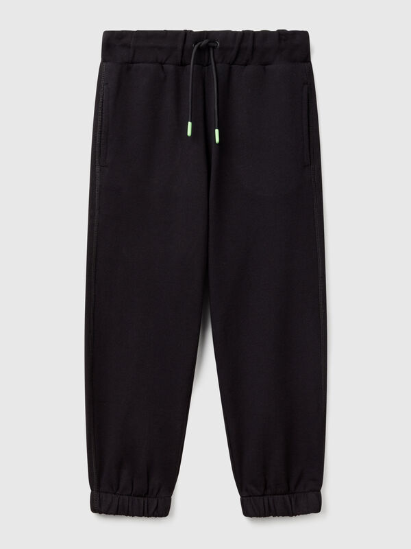 Joggers com estampada atrás Menino