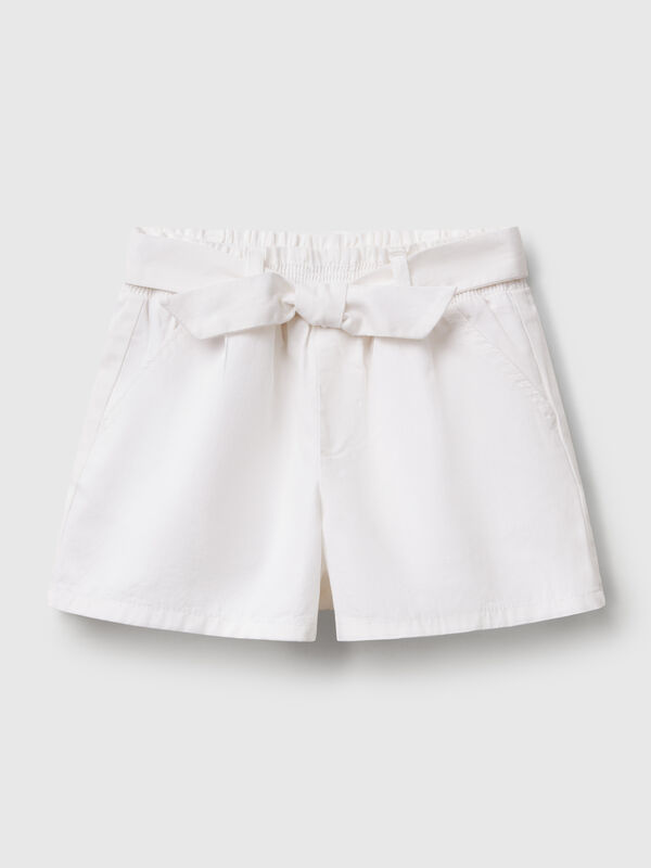 Calças curtas com laço Menina