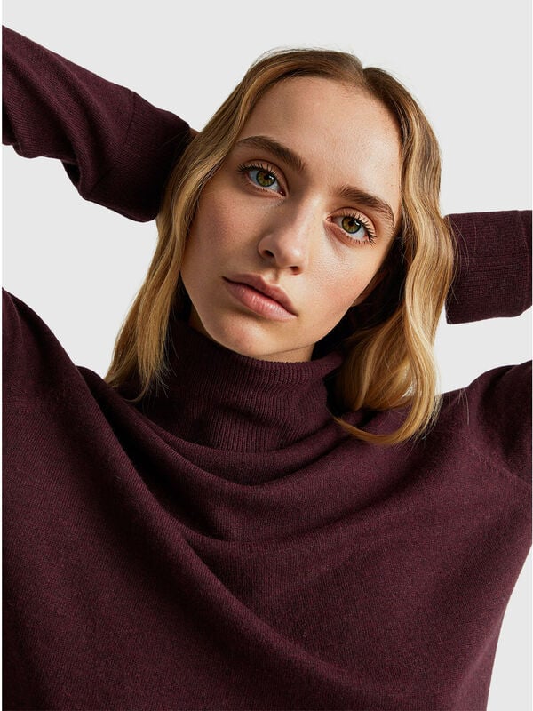 Camisola de gola alta castanho queimado em mistura de lã e caxemira. Mulher