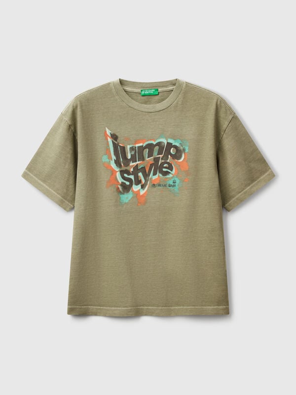 T-shirt com estampa à frente e atrás Menino