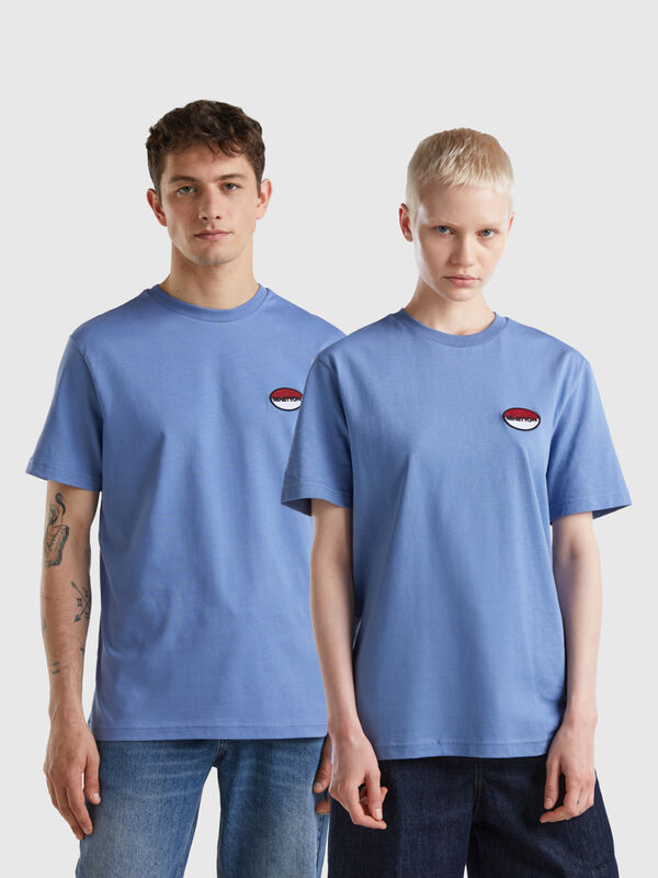 T-shirt azul-celeste com patch