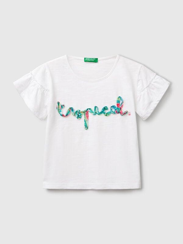 T-shirt com aplicação Menina