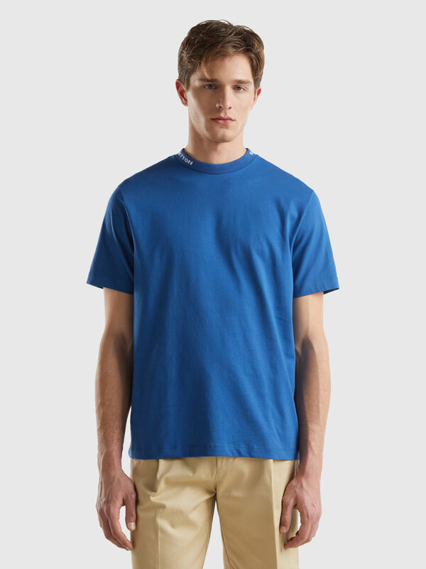 T-shirt azul com bordado na gola Homem