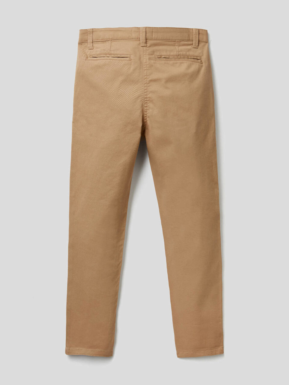 Chinos slim fit em algodão elástico image number 2
