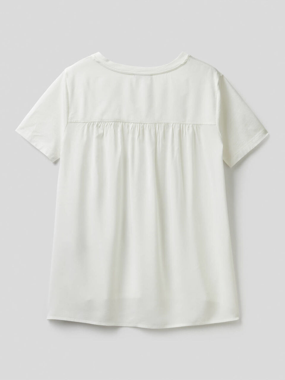 T-shirt em viscose atrás image number 2