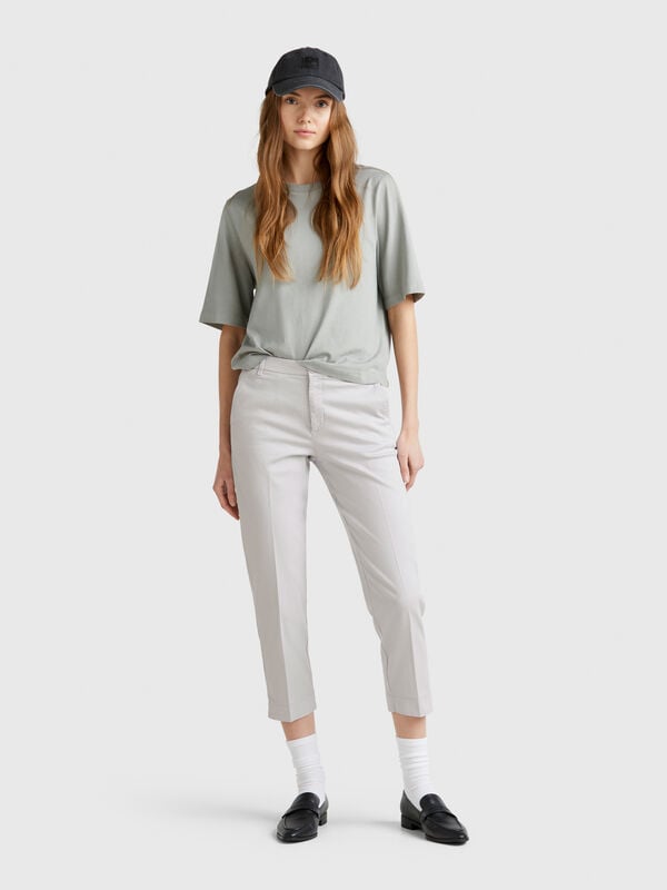 Chinos cropped em algodão stretch Mulher