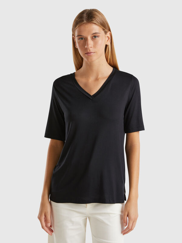 T-shirt decote em V em viscose stretch Mulher