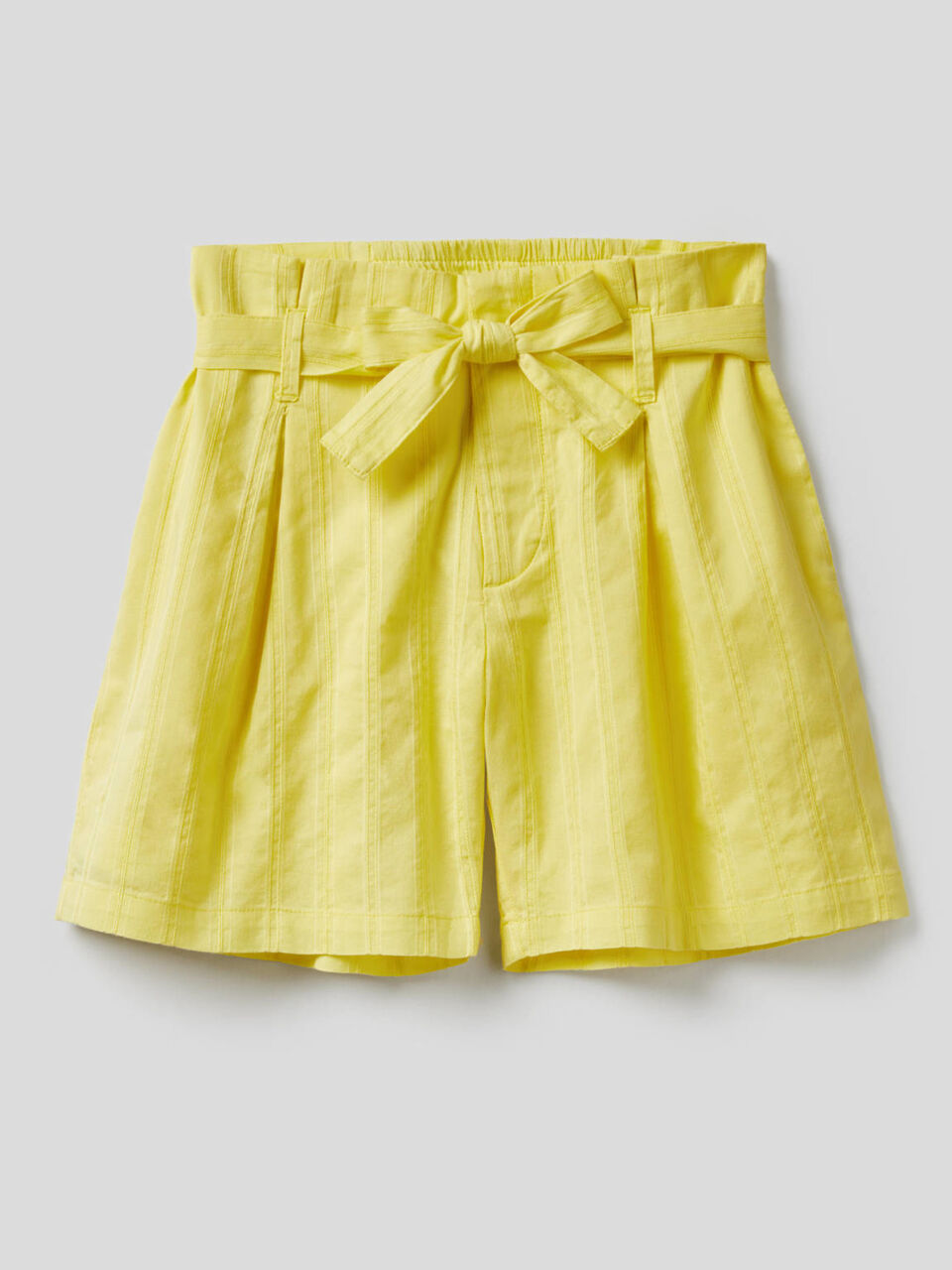 Bermudas leves com cinto image number 1