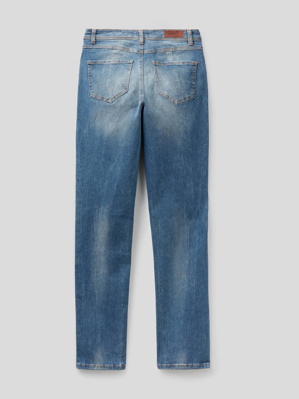 Jeans de perna direita em denim stretch image number 2