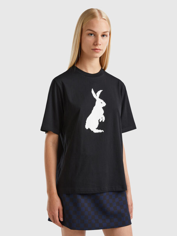 T-shirt com estampa coelho