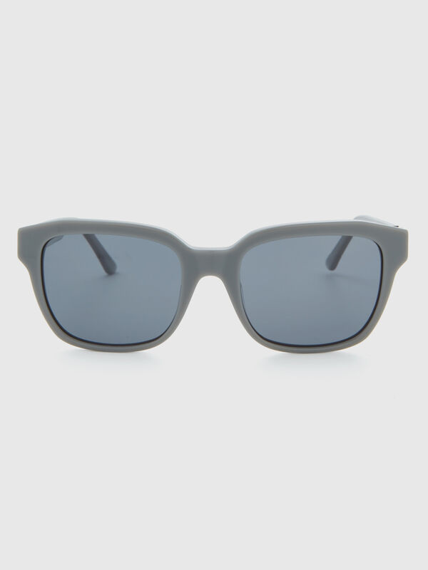 Óculos de sol cinzentos com logótipo