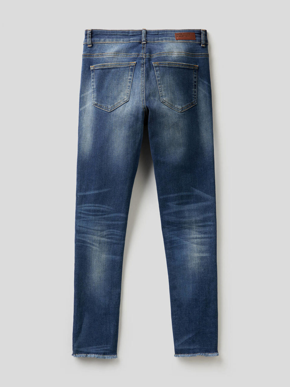 Jeans com franjas na base image number 2