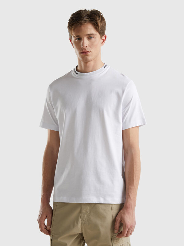 T-shirt branca com bordado na gola Homem