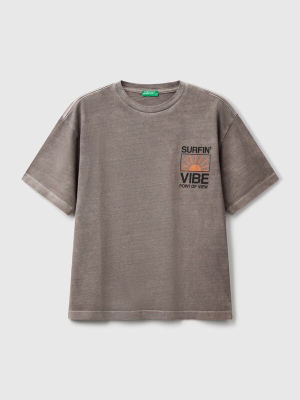 T-shirt com estampa à frente e atrás Menino