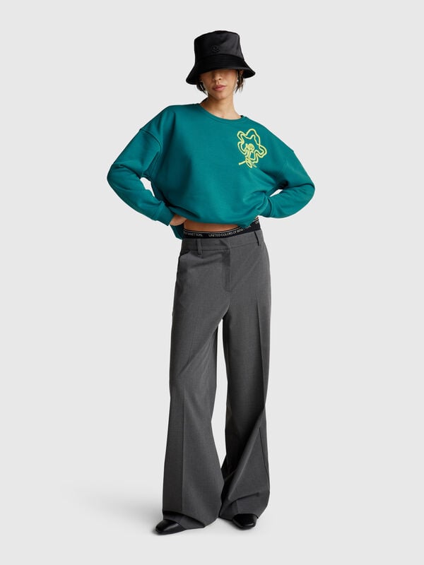 Sweat regular fit com aplicação Mulher