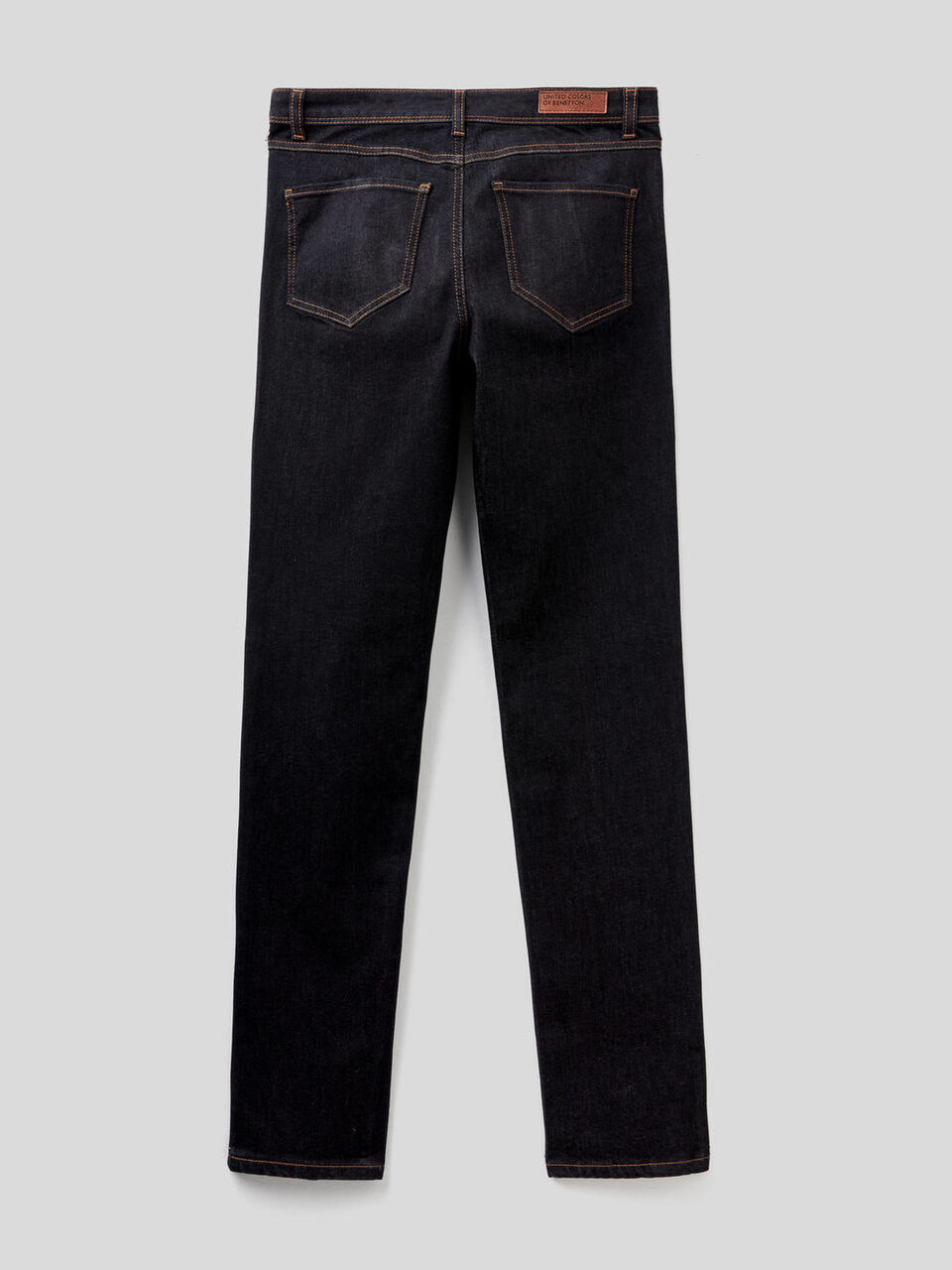 Jeans de perna direita em denim stretch image number 2