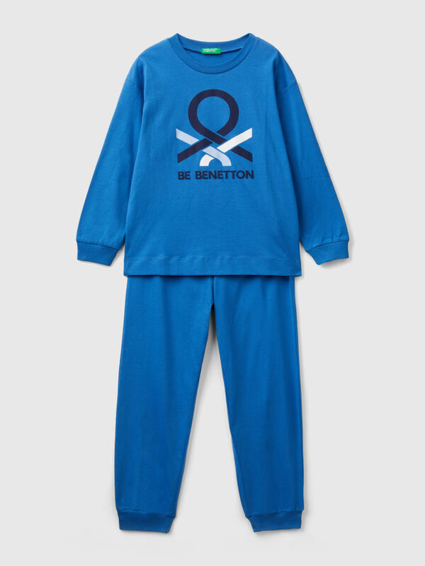 Pijama comprido azul-escuro com estampa logótipo Menino