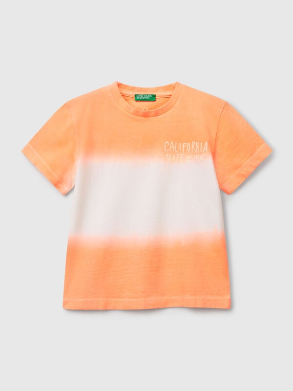 T-shirt dip-dye com bordado Menino