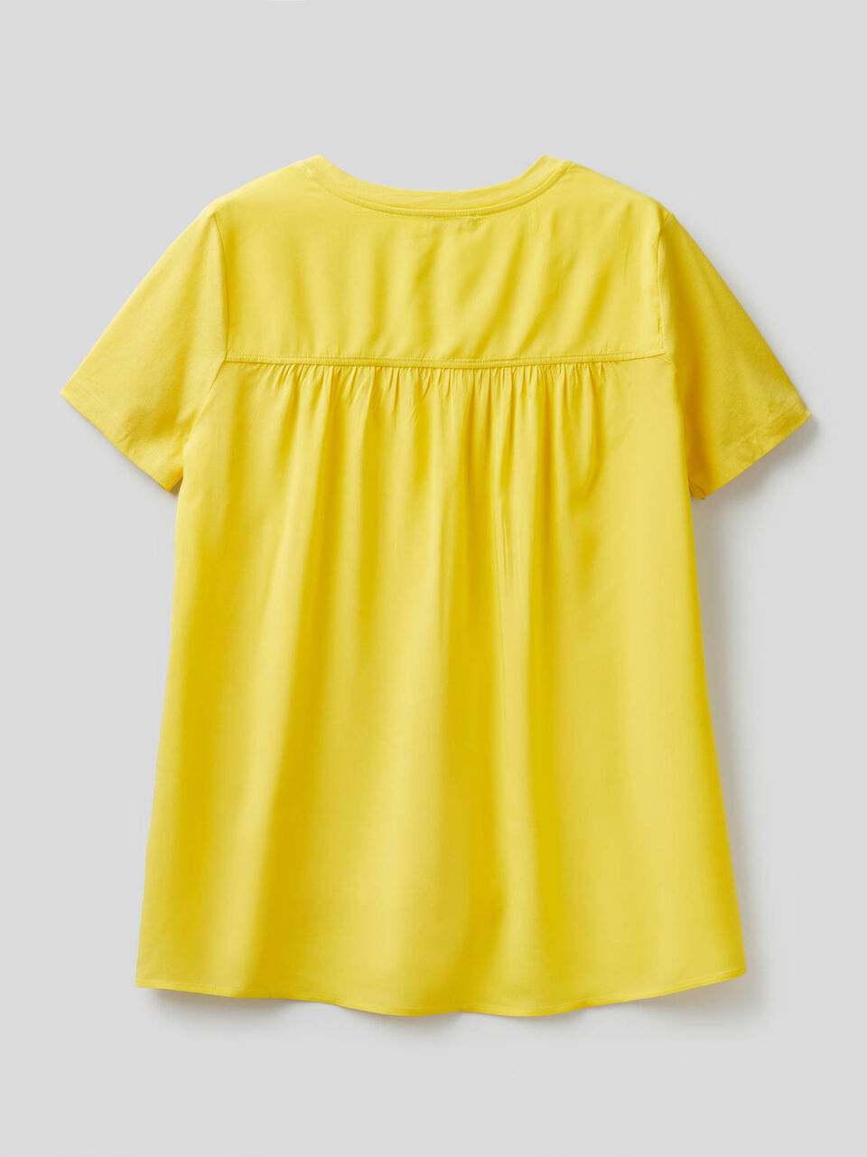 T-shirt em viscose atrás image number 2