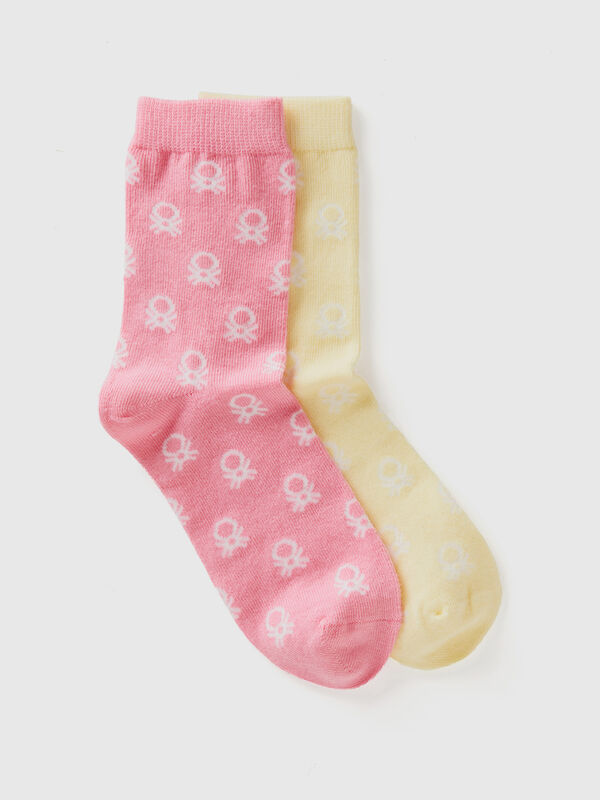 Dois pares de meias compridas amarelas e rosa Menino